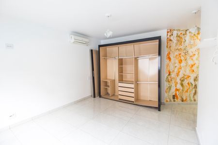 Casa de condomínio à venda com 440m², 4 quartos e 4 vagas Casa de condomínio à venda com 440m², 4 quartos e 4 vagasSuíte 2