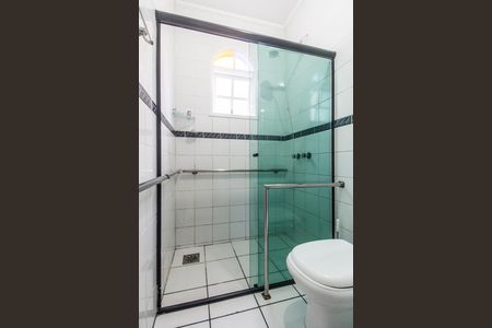 Casa de condomínio à venda com 440m², 4 quartos e 4 vagas Casa de condomínio à venda com 440m², 4 quartos e 4 vagasBanheiro da Suíte