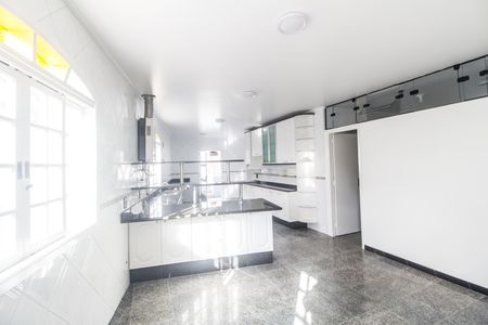 Casa de condomínio à venda com 440m², 4 quartos e 4 vagas Casa de condomínio à venda com 440m², 4 quartos e 4 vagasCozinha