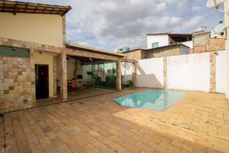 Casa à venda com 370m², 4 quartos e 4 vagasPiscina
