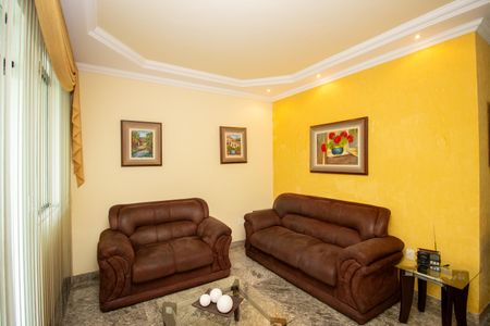Casa à venda com 370m², 4 quartos e 4 vagasSala