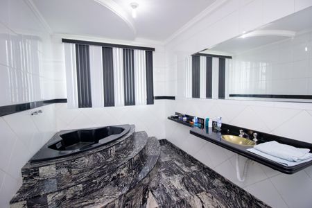 Casa à venda com 370m², 4 quartos e 4 vagasBanheiro da Suíte