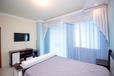 Casa à venda com 370m², 4 quartos e 4 vagasQuarto Suíte