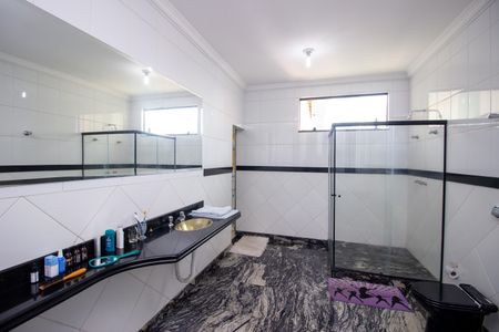 Casa à venda com 370m², 4 quartos e 4 vagasBanheiro da Suíte
