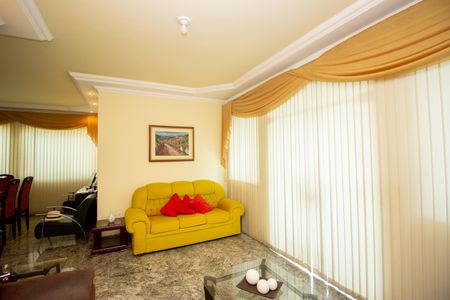 Casa à venda com 370m², 4 quartos e 4 vagasSala