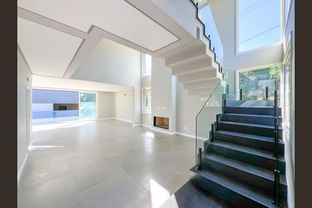 Casa de condomínio para alugar com 242m², 3 quartos e 3 vagas Casa de condomínio para alugar com 242m², 3 quartos e 3 vagasSala