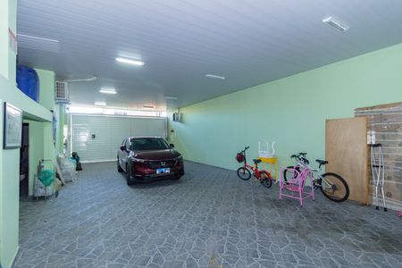 Casa à venda com 318m², 5 quartos e 6 vagas Casa à venda com 318m², 5 quartos e 6 vagasGaragem