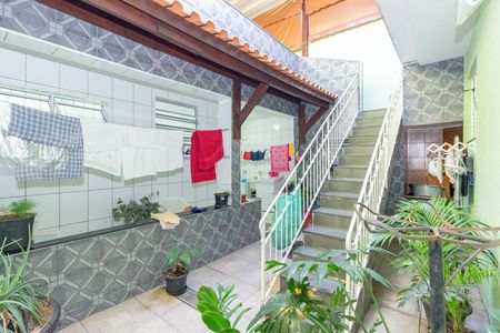 Casa à venda com 318m², 5 quartos e 6 vagas Casa à venda com 318m², 5 quartos e 6 vagasQuintal dos Fundos