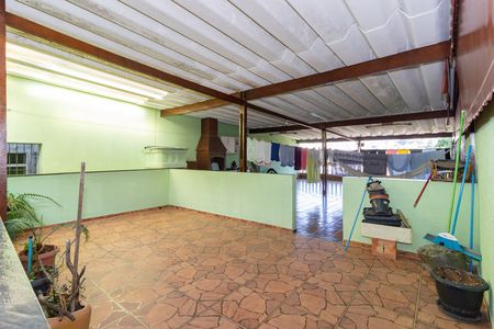 Casa à venda com 318m², 5 quartos e 6 vagas Casa à venda com 318m², 5 quartos e 6 vagasQuintal SuperiorQuintal Superior