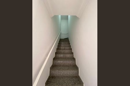 Casa para alugar com 68m², 2 quartos e 2 vagas Casa para alugar com 68m², 2 quartos e 2 vagasEscada