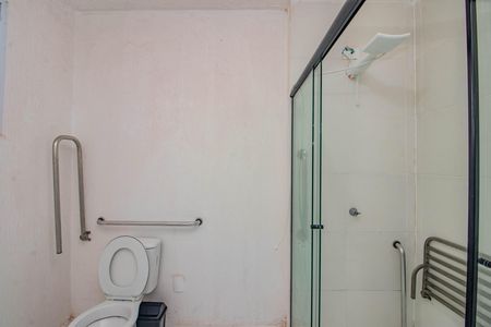 Banheiro de apartamento para alugar com 1 quarto, 43m² em Jardim Itu, Porto Alegre