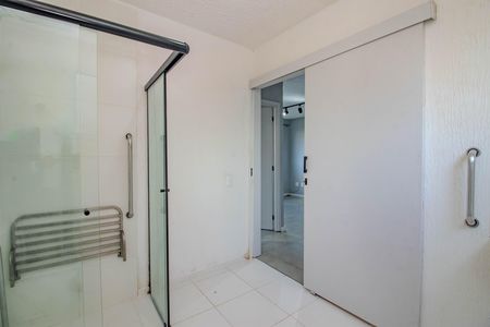 Banheiro de apartamento para alugar com 1 quarto, 43m² em Jardim Itu, Porto Alegre
