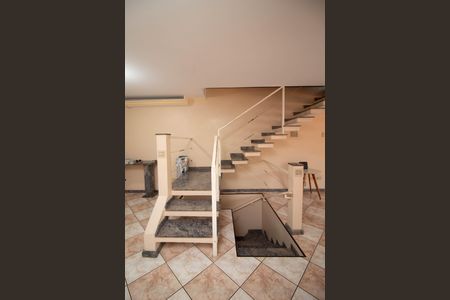 Casa para alugar com 300m², 3 quartos e 2 vagasEscada - Cozinha