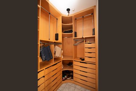 Casa para alugar com 300m², 3 quartos e 2 vagasCloset da suíte