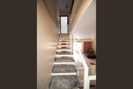 Casa para alugar com 300m², 3 quartos e 2 vagasEscada