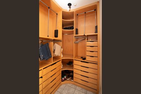 Casa para alugar com 300m², 3 quartos e 2 vagasCloset da suíte