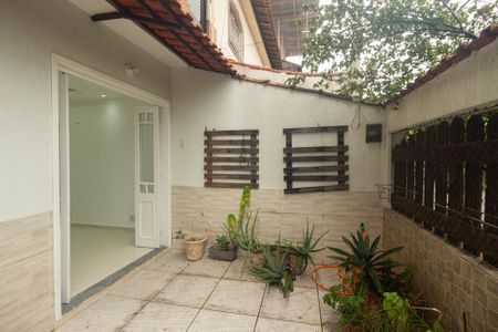 Casa para alugar com 100m², 4 quartos e 1 vaga Casa para alugar com 100m², 4 quartos e 1 vagaVaranda