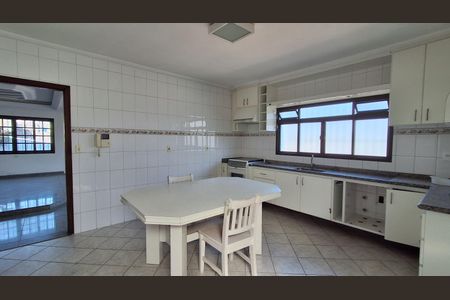 Casa à venda com 304m², 4 quartos e 4 vagas Casa à venda com 304m², 4 quartos e 4 vagasCozinha