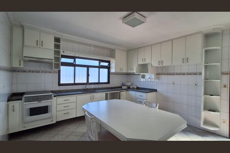 Casa à venda com 304m², 4 quartos e 4 vagas Casa à venda com 304m², 4 quartos e 4 vagasCozinha