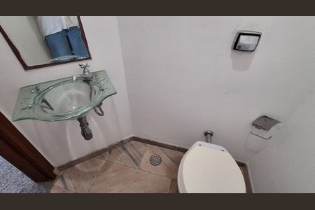 Casa à venda com 304m², 4 quartos e 4 vagas Casa à venda com 304m², 4 quartos e 4 vagasLavabo