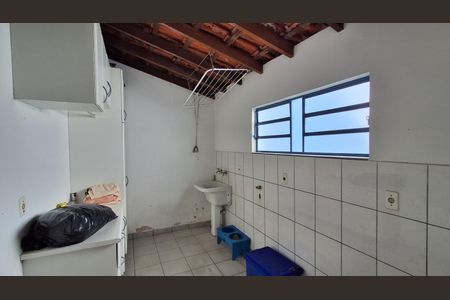 Casa à venda com 304m², 4 quartos e 4 vagas Casa à venda com 304m², 4 quartos e 4 vagasÁrea de Serviço
