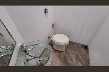 Casa à venda com 304m², 4 quartos e 4 vagas Casa à venda com 304m², 4 quartos e 4 vagasLavabo