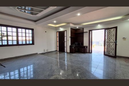 Casa à venda com 304m², 4 quartos e 4 vagas Casa à venda com 304m², 4 quartos e 4 vagasSala