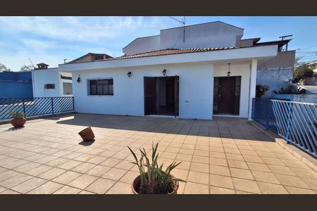 Casa à venda com 304m², 4 quartos e 4 vagas Casa à venda com 304m², 4 quartos e 4 vagasVaranda