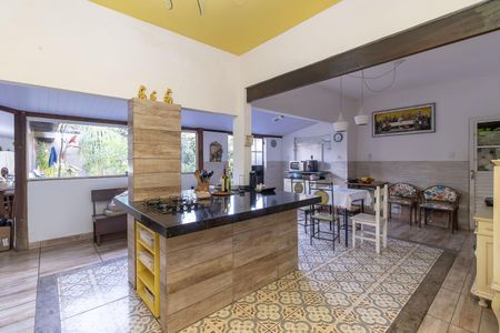 Casa à venda com 180m², 4 quartos e 2 vagas Casa à venda com 180m², 4 quartos e 2 vagasCozinha e Área de Serviço