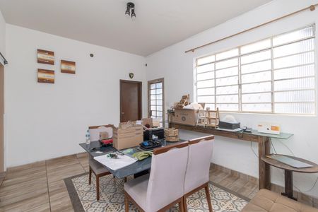 Casa à venda com 180m², 4 quartos e 2 vagas Casa à venda com 180m², 4 quartos e 2 vagasSala