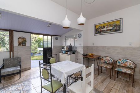 Casa à venda com 180m², 4 quartos e 2 vagas Casa à venda com 180m², 4 quartos e 2 vagasCozinha e Área de Serviço
