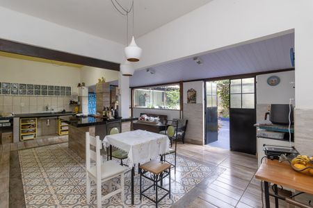 Casa à venda com 180m², 4 quartos e 2 vagas Casa à venda com 180m², 4 quartos e 2 vagasCozinha e Área de Serviço