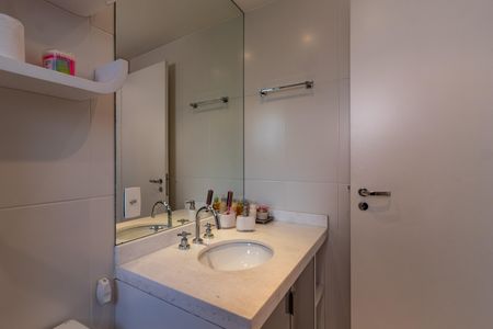 Apartamento à venda com 198m², 3 quartos e 3 vagas Apartamento à venda com 198m², 3 quartos e 3 vagasBanheiro da Suíte 1