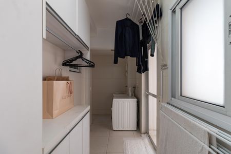 Apartamento à venda com 198m², 3 quartos e 3 vagas Apartamento à venda com 198m², 3 quartos e 3 vagasÁrea de Serviço