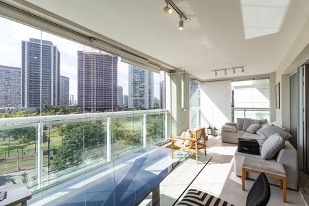 Apartamento à venda com 198m², 3 quartos e 3 vagas Apartamento à venda com 198m², 3 quartos e 3 vagasVaranda
