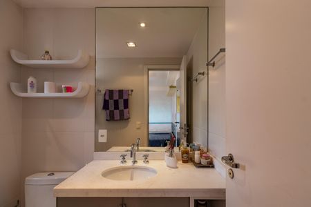 Apartamento à venda com 198m², 3 quartos e 3 vagas Apartamento à venda com 198m², 3 quartos e 3 vagasBanheiro da Suíte 1