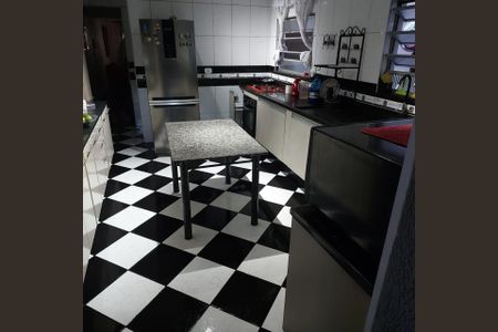 Casa à venda com 204m², 4 quartos e 2 vagas Casa à venda com 204m², 4 quartos e 2 vagasCOZINHA