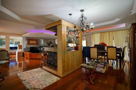 Casa à venda com 580m², 5 quartos e 5 vagas