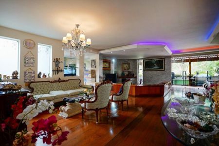 Casa à venda com 580m², 5 quartos e 5 vagas