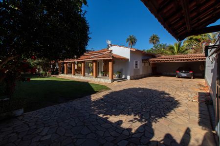 Casa à venda com 439m², 3 quartos e 8 vagas Casa à venda com 439m², 3 quartos e 8 vagasÁREA EXTERNA