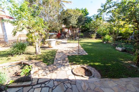 Casa à venda com 439m², 3 quartos e 8 vagas Casa à venda com 439m², 3 quartos e 8 vagasÁREA EXTERNA EDÍCULA