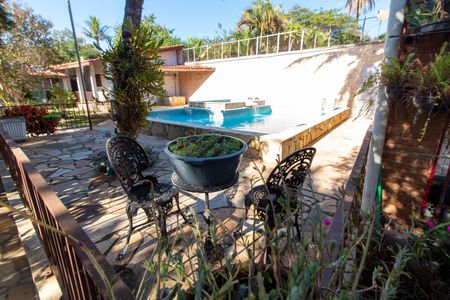 Casa à venda com 439m², 3 quartos e 8 vagas Casa à venda com 439m², 3 quartos e 8 vagasÁREA EXTERNA PISCINA