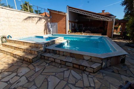 Casa à venda com 439m², 3 quartos e 8 vagas Casa à venda com 439m², 3 quartos e 8 vagasÁREA EXTERNA PISCINA