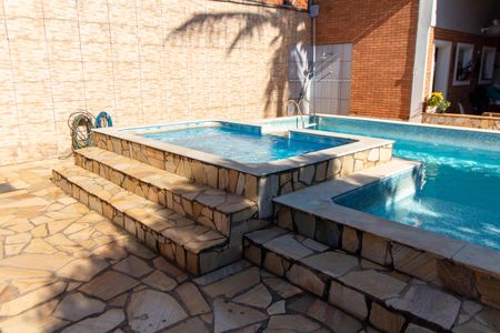 Casa à venda com 439m², 3 quartos e 8 vagas Casa à venda com 439m², 3 quartos e 8 vagasÁREA EXTERNA PISCINA