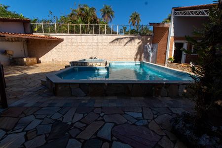 Casa à venda com 439m², 3 quartos e 8 vagas Casa à venda com 439m², 3 quartos e 8 vagasÁREA EXTERNA PISCINA