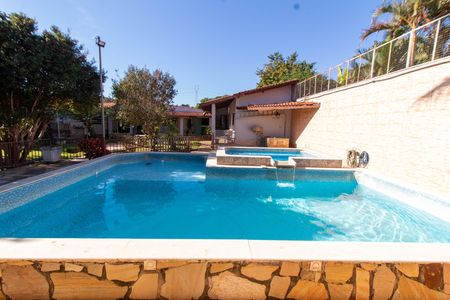 Casa à venda com 439m², 3 quartos e 8 vagas Casa à venda com 439m², 3 quartos e 8 vagasÁREA EXTERNA PISCINA