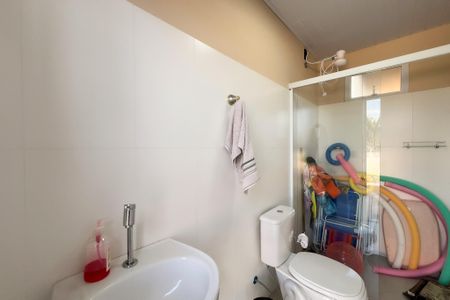 Casa de condomínio à venda com 218m², 4 quartos e 4 vagas Casa de condomínio à venda com 218m², 4 quartos e 4 vagasBanheiro da piscina