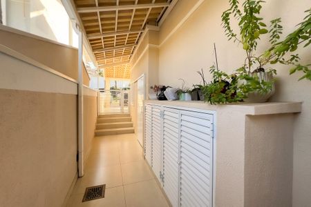 Casa de condomínio à venda com 218m², 4 quartos e 4 vagas Casa de condomínio à venda com 218m², 4 quartos e 4 vagasCorredor lateral