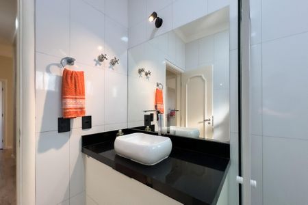 Casa de condomínio à venda com 218m², 4 quartos e 4 vagas Casa de condomínio à venda com 218m², 4 quartos e 4 vagasBanheiro