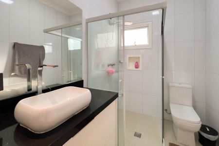 Casa de condomínio à venda com 218m², 4 quartos e 4 vagas Casa de condomínio à venda com 218m², 4 quartos e 4 vagasBanheiro